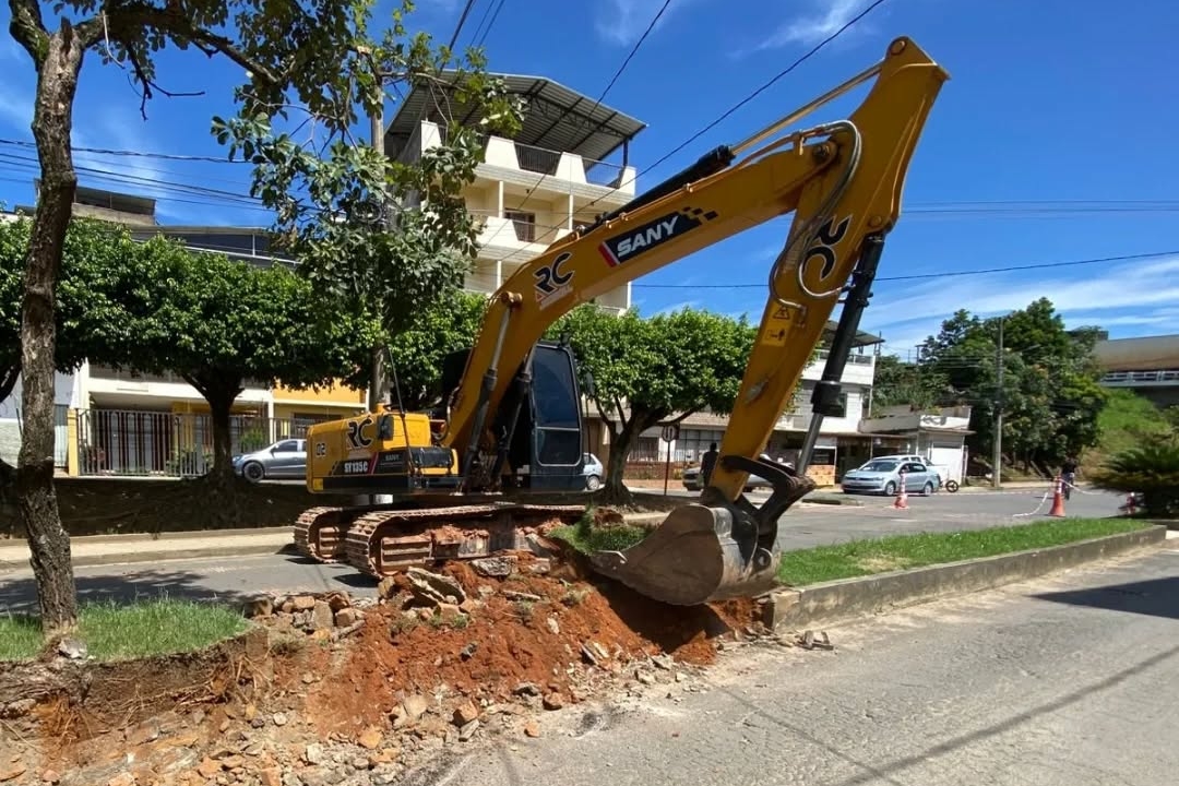 Prefeitura de Leopoldina divulga processo seletivo com três vagas para operador de máquinas