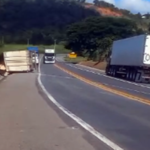 Caminhoneiro fica gravemente ferido após tombamento na BR-116 em Além Paraíba
