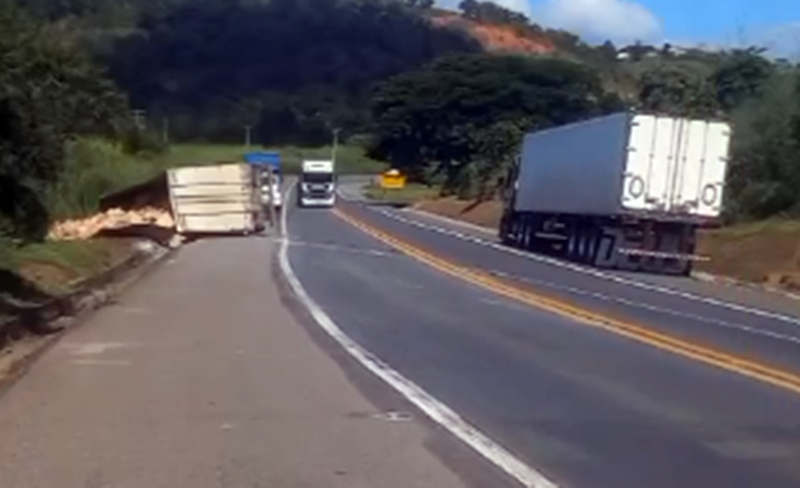 Caminhoneiro fica gravemente ferido após tombamento na BR-116 em Além Paraíba