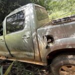 Caminhonete capota em ribanceira de 50 metros na BR-120 em Leopoldina