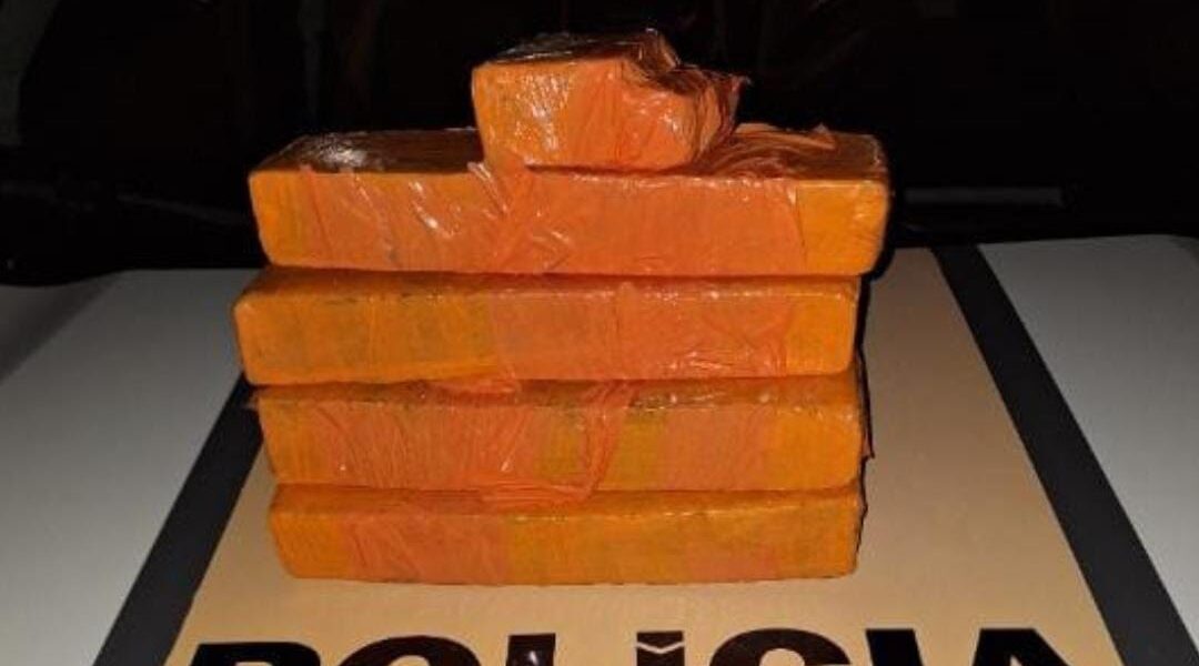 Homem é preso com cinco barras de maconha durante blitz da Polícia Militar Rodoviária em Pirapetinga