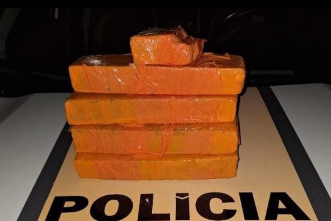 Homem é preso com cinco barras de maconha durante blitz da Polícia Militar Rodoviária em Pirapetinga