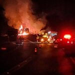 Carreta se solta de cavalo mecânico, tomba e causa incêndio na BR-116 em Leopoldina