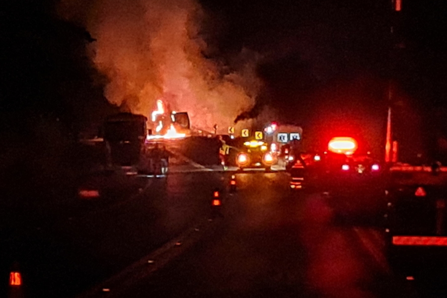 Carreta se solta de cavalo mecânico, tomba e causa incêndio na BR-116 em Leopoldina
