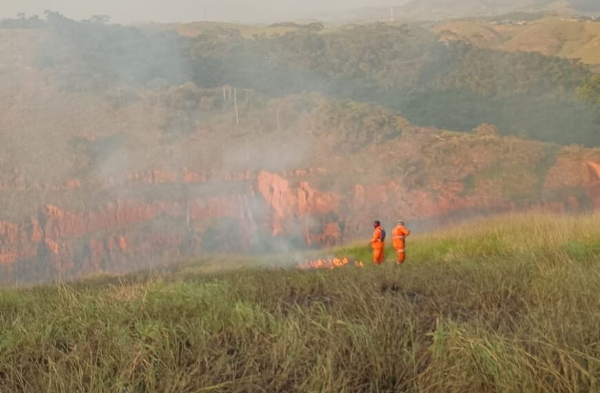 Bombeiros e Defesa Civil combatem incêndios em área de vegetação em Além Paraíba