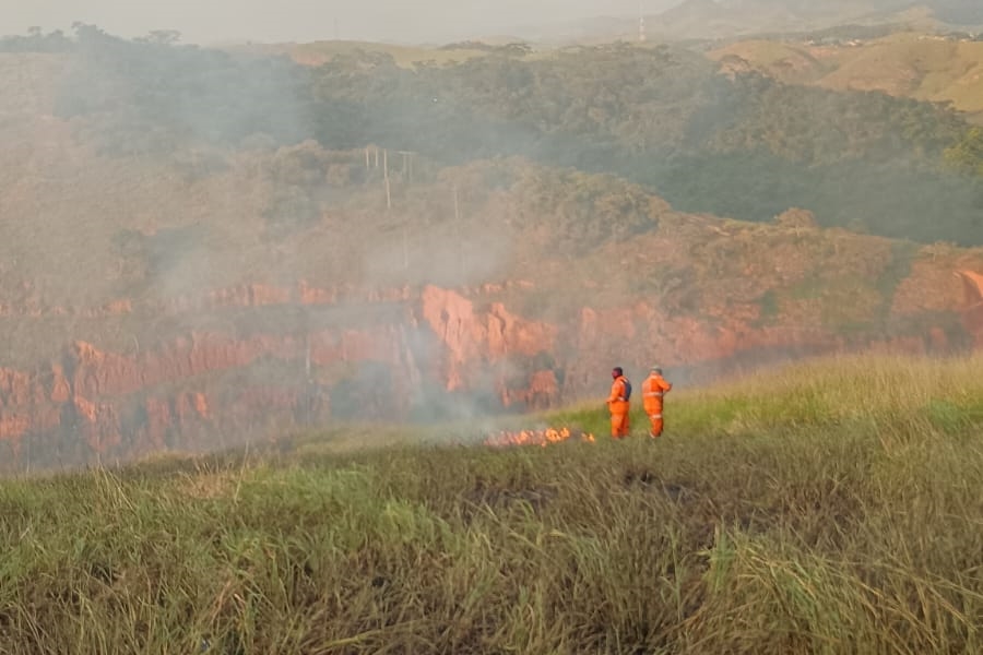 Bombeiros e Defesa Civil combatem incêndios em área de vegetação em Além Paraíba