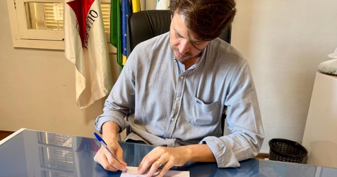 Câmara de Leopoldina assina contrato para concurso com vagas para motorista, técnico legislativo e intérprete de libras