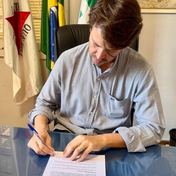 Câmara de Leopoldina assina contrato para concurso com vagas para motorista, técnico legislativo e intérprete de libras