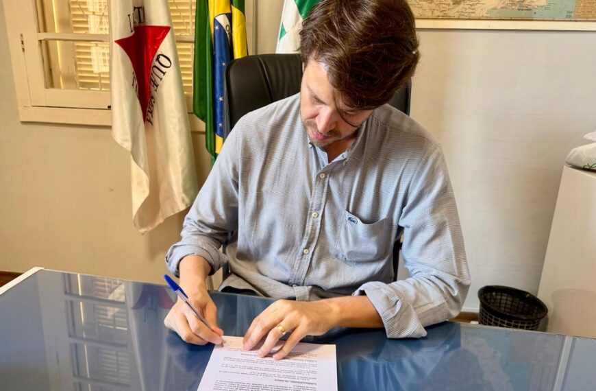 Câmara de Leopoldina assina contrato para concurso com vagas para motorista, técnico legislativo e intérprete de libras