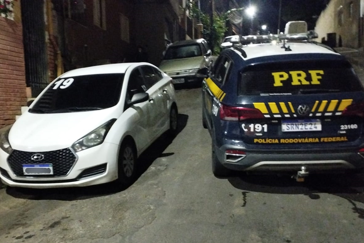PRF e PM recuperam em Leopoldina dois veículos roubados no Rio de Janeiro