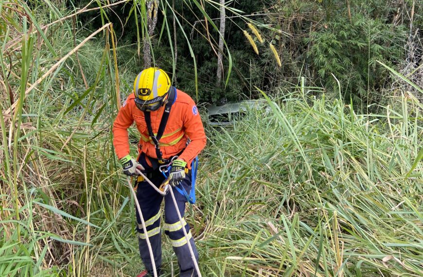 Carro capota e cai em ribanceira de 10 metros na BR-267 em Bicas