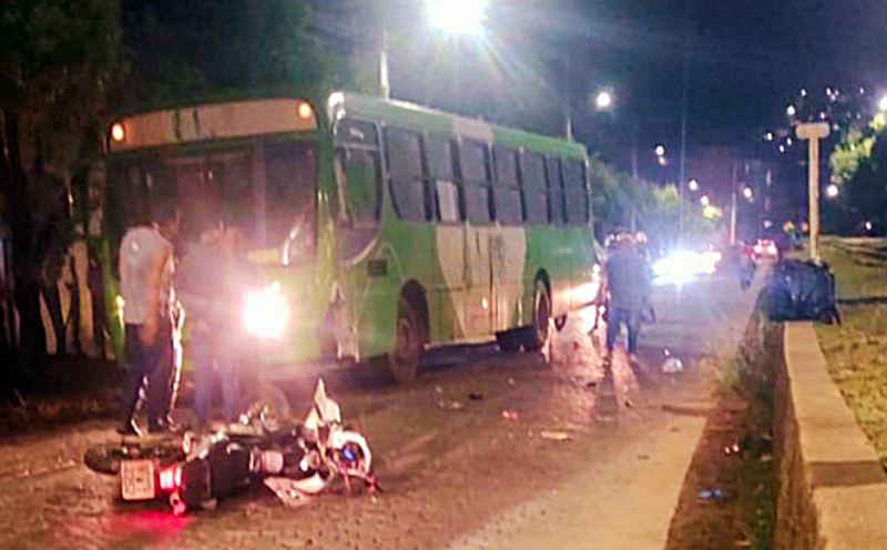 Motociclista de 23 anos morre após colisão com ônibus em avenida de Cataguases