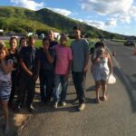 Moradores e comerciantes do Bairro São Luiz protestam contra vazamento de esgoto às margens da BR-116 em Leopoldina