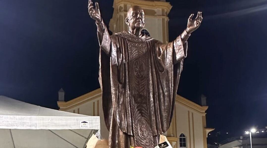Revitalizada, Praça do Rosário em Leopoldina passa a se chamar ‘Praça Monsenhor Antônio José Chámel’