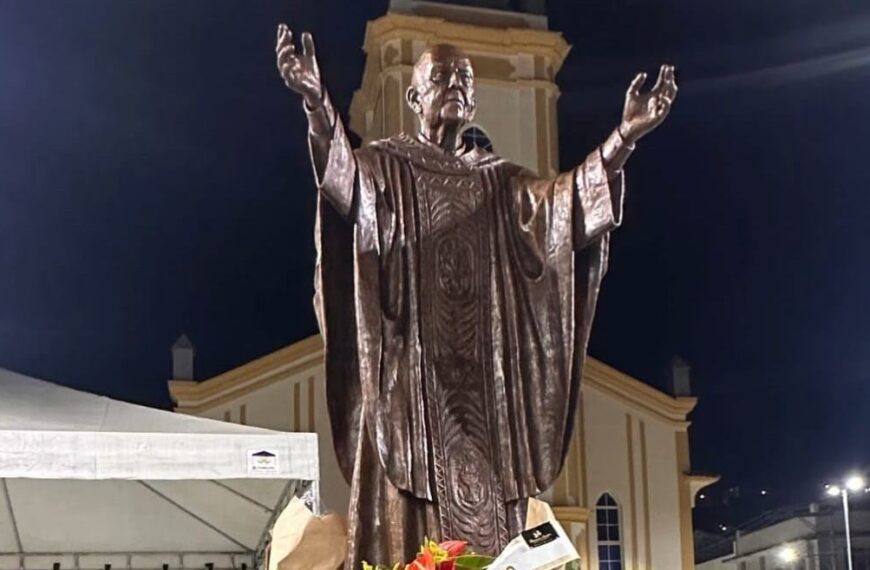 Revitalizada, Praça do Rosário em Leopoldina passa a se chamar ‘Praça Monsenhor Antônio José Chámel’