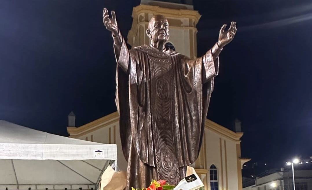 Revitalizada, Praça do Rosário em Leopoldina passa a se chamar ‘Praça Monsenhor Antônio José Chámel’