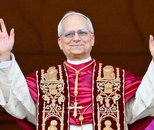 Cardeal americano Robert Francis Prevost é o novo papa; nome escolhido é Leão XIV