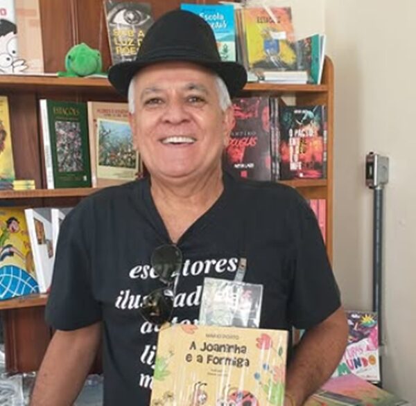 Escritor Mário Porto visita Leopoldina promovendo a leitura e incentivo à cultura