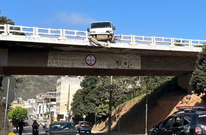 Van quase cai de viaduto após motorista perder controle da direção na BR-116 em Leopoldina