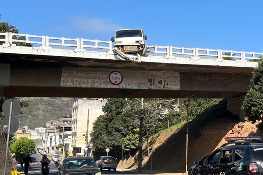 Van quase cai de viaduto após motorista perder controle da direção na BR-116 em Leopoldina