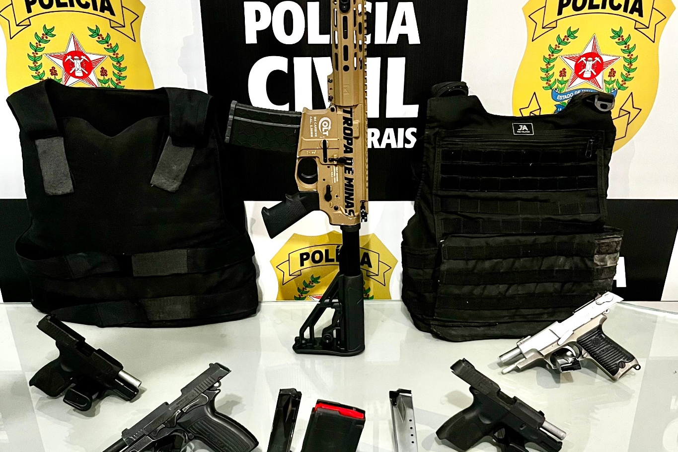 Operação da Polícia Civil termina com apreensão de fuzil e cinco prisões na região