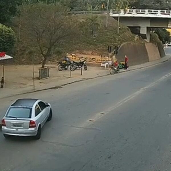 Carro colide com moto e motorista foge na Avenida dos Expedicionários em Leopoldina