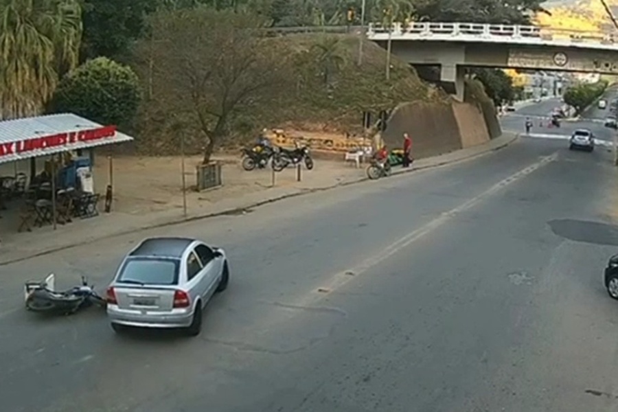 Carro colide com moto e motorista foge na Avenida dos Expedicionários em Leopoldina