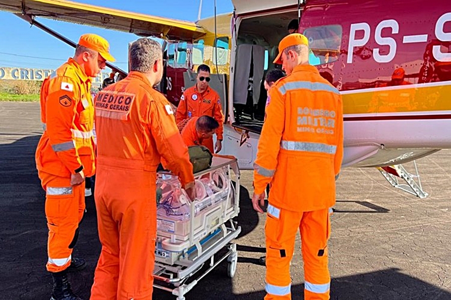 Recém-nascida é transferida de Muriaé para BH em aeronave do Corpo de Bombeiros