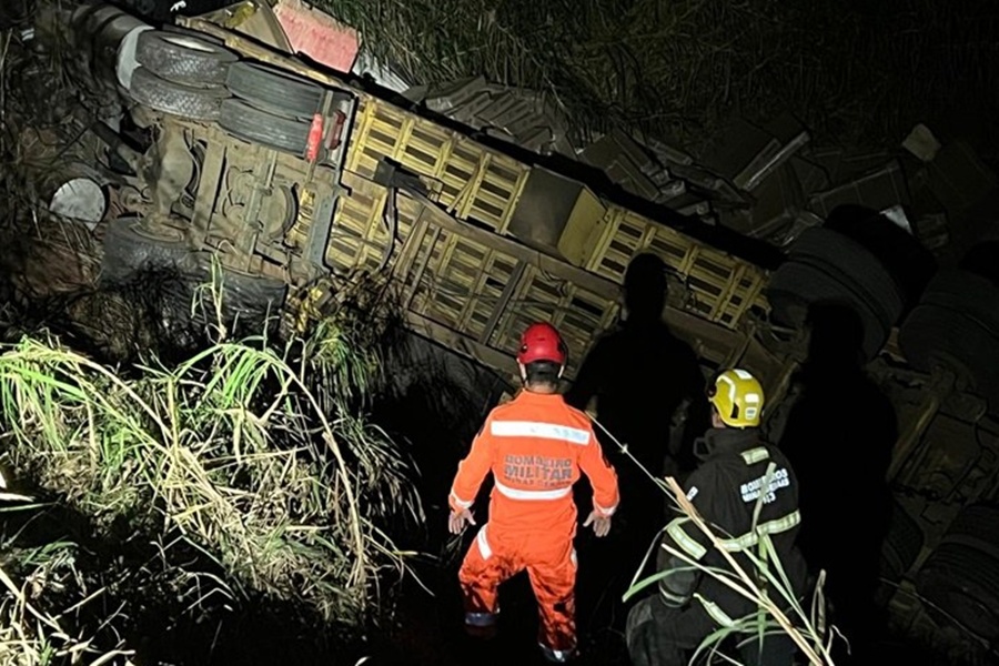 Caminhoneiro sai ileso após carreta tombar em ribanceira na BR-116 em Muriaé