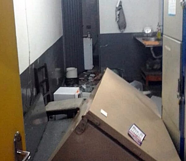 Homem surta e vandaliza sala de funcionários da rodoviária de Leopoldina