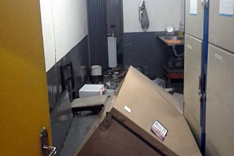 Homem surta e vandaliza sala de funcionários da rodoviária de Leopoldina