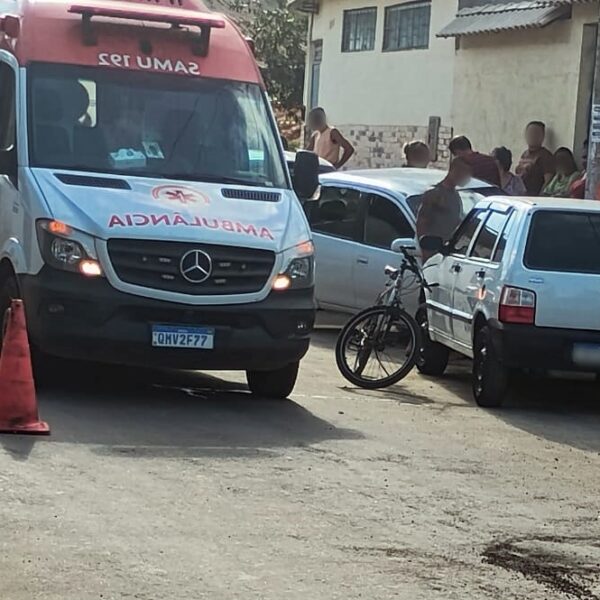 Carro colide contra poste e motorista é socorrido no Bandeirantes em Leopoldina