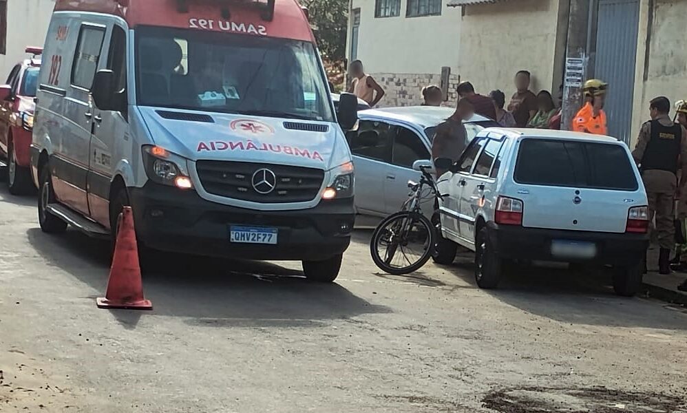 Carro colide contra poste e motorista é socorrido no Bandeirantes em Leopoldina