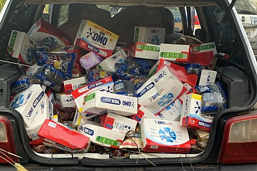 Carro com produtos furtados de caminhão que tombou na BR-267 é apreendido pela Polícia Militar