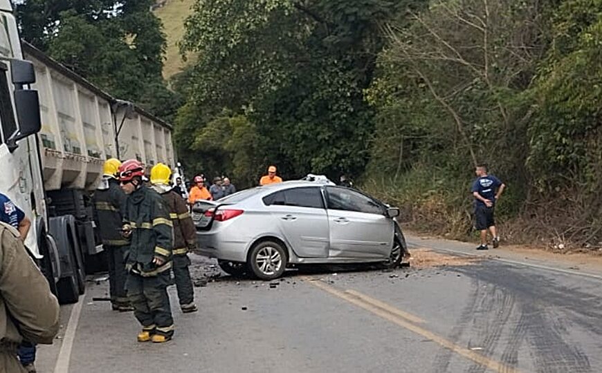 Acidente entre carro e carreta deixa um morto na MG-120 em Dona Euzébia