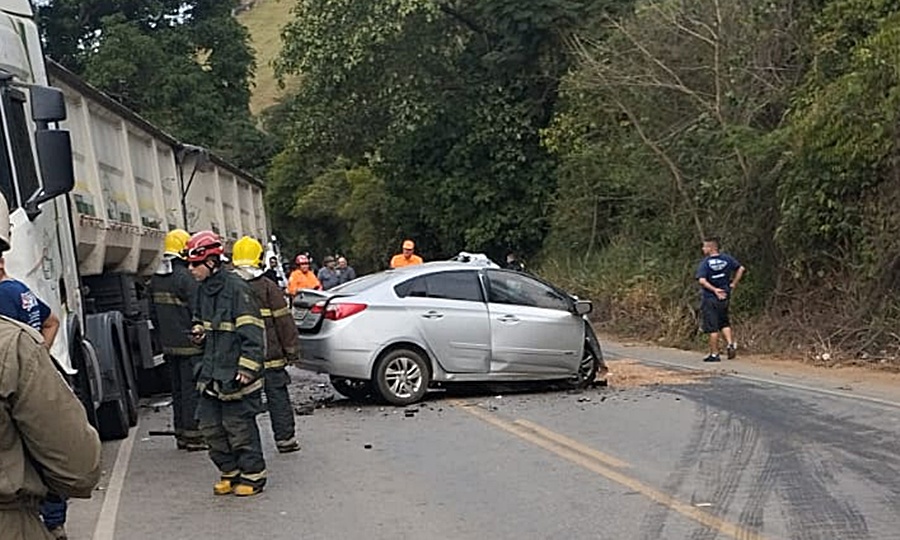 Acidente entre carro e carreta deixa um morto na MG-120 em Dona Euzébia