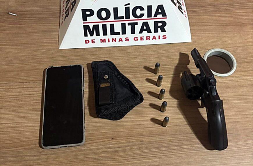 Passageiro de táxi é detido e revólver apreendido pela PM em Recreio