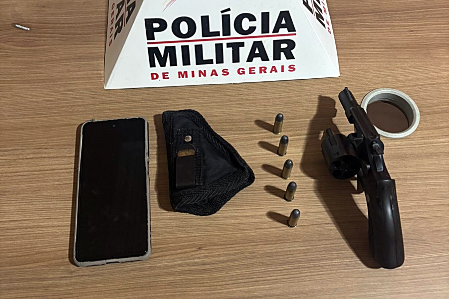 Passageiro de táxi é detido e revólver apreendido pela PM em Recreio