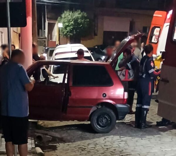 Carro bate em imóvel e motorista fica ferido na Quinta Residência em Leopoldina
