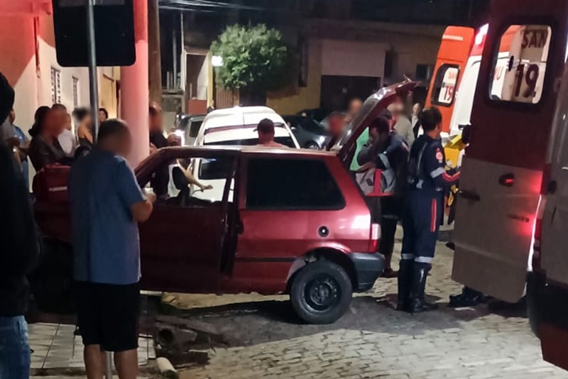 Carro bate em imóvel e motorista fica ferido na Quinta Residência em Leopoldina