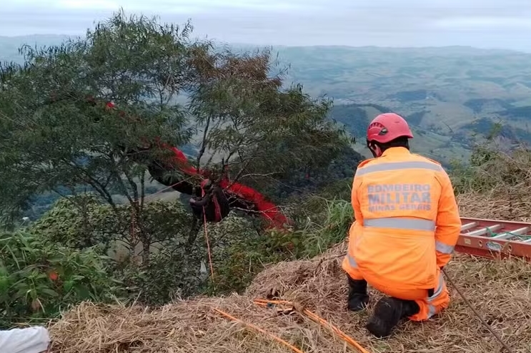 Dois homens ficam presos em árvore após decolagem de parapente em Muriaé