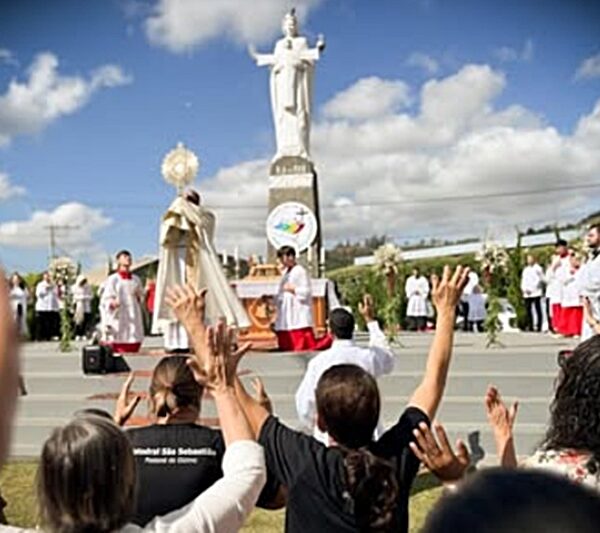 Católicos celebram Corpus Christi em Leopoldina