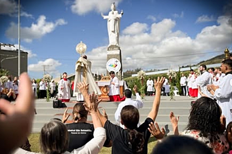 Católicos celebram Corpus Christi em Leopoldina