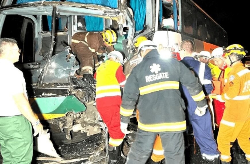 Colisão entre carreta e ônibus deixa feridos na BR-116 em Muriaé