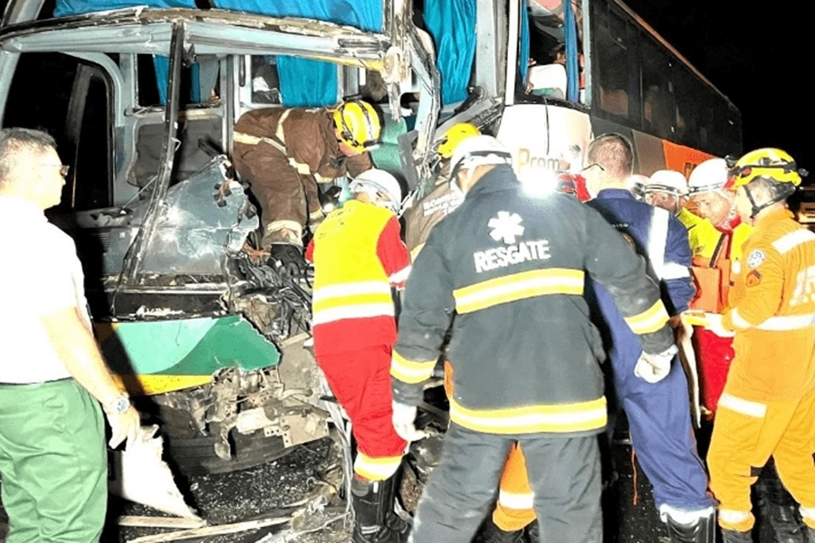 Colisão entre carreta e ônibus deixa feridos na BR-116 em Muriaé