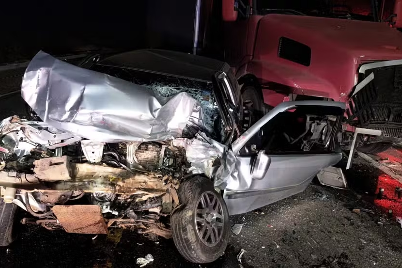 Duas pessoas morrem após carro bater de frente com caminhão na BR-116 em Miradouro