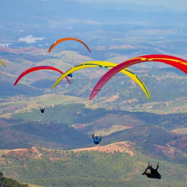 Leopoldina recebe Copa de Parapente e terá céu tomado por cerca de 170 pilotos