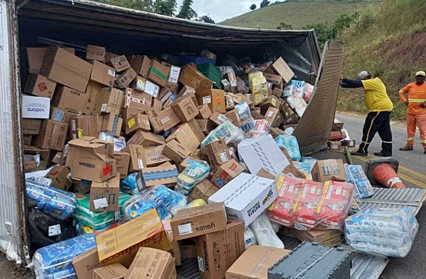 Caminhão carregado com fraldas e produtos de farmácia tomba na BR-356 em Muriaé