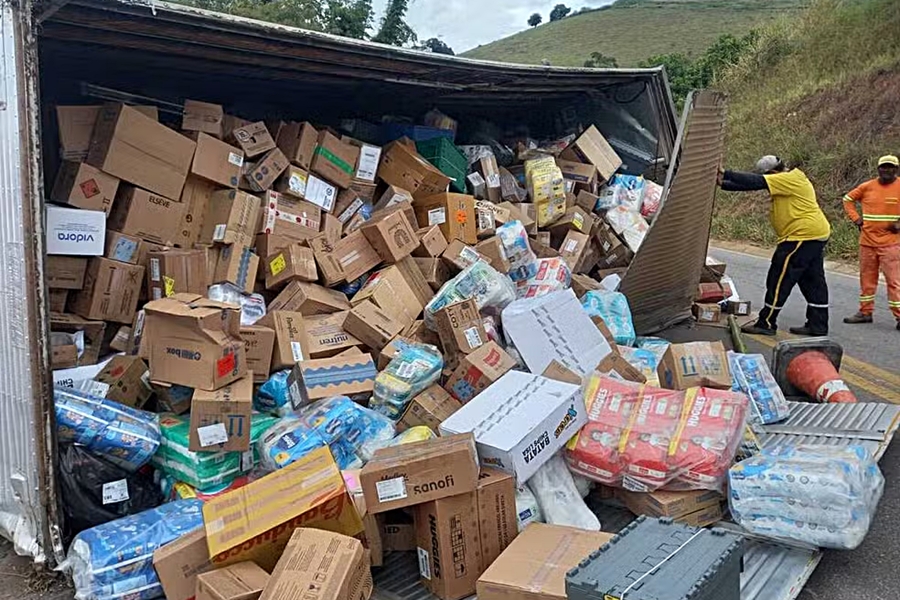 Caminhão carregado com fraldas e produtos de farmácia tomba na BR-356 em Muriaé