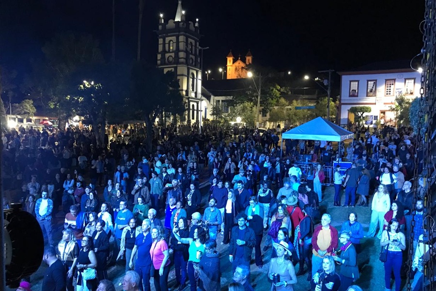 Grande público lota primeiro dia do Festival de Viola de Piacatuba